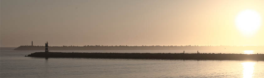 Solnedgång över hamnpir