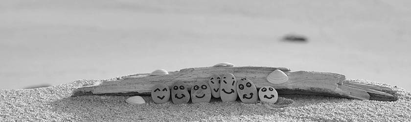 Stenar med tecknade ansikten